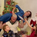 Julia Paredes Instagram - Backstage photo de Noël 🎄, dites nous en commentaire si vous voulez les vidéos à chaque photo de porté 🤪 #family#fun#comedie#humour#instareels