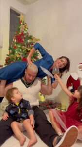Julia Paredes Instagram - Backstage photo de Noël 🎄, dites nous en commentaire si vous voulez les vidéos à chaque photo de porté 🤪 #family#fun#comedie#humour#instareels