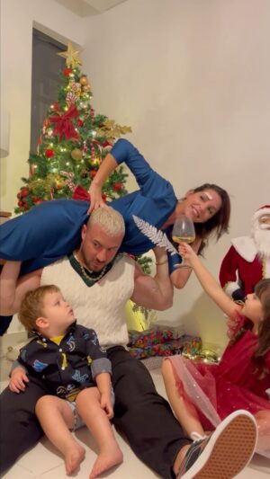 Julia Paredes Instagram - Backstage photo de Noël 🎄, dites nous en commentaire si vous voulez les vidéos à chaque photo de porté 🤪
#family#fun#comedie#humour#instareels