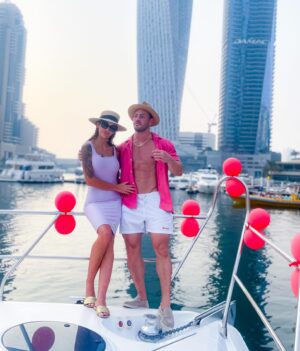 Julia Paredes Instagram - Suivez nos retrouvailles dans mamans et célèbres, demain 11h30 épisode inédit sur @tfxtv . Vous pourrez voir la petite surprise du bateau 🛥️ qui ne s’est pas passée comme prévu 😂 @maximeparisi_ifbbpro