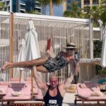Julia Paredes Instagram - POV: quand ton mari veut faire du sport partout où il se trouve, mais qu’il n’a que sa femme en guise d’altéres 🤣 Moi je voulais juste siroter mon isoclear @esncom tranquil 🙈 📍 @evabeachrestaurant #fun#comedie#instagram #collaboration#fitness#couple