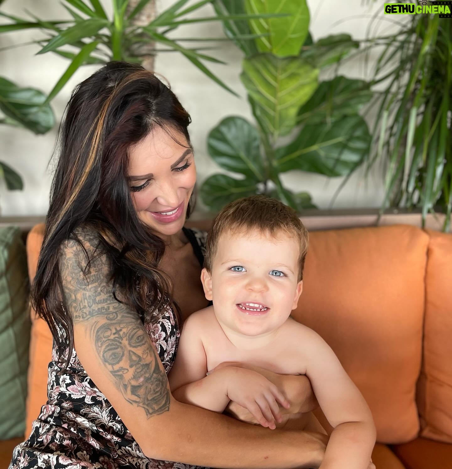 Julia Paredes Instagram - Cet enfant est un vrai petit clown d’amour! Un vrai bonheur avec un caractère bien trempé déjà! C’est fou ce que nos enfants grandissent à une vitesse folle, je trouve qu’il a changez vous ne trouvez pas ? #love#monamour#monfils#meilleursmoments