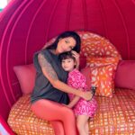 Julia Paredes Instagram - Une semaine privilégiée avec ma petite princesse, j’ai fait en sorte pendant ses vacances de lui prévoir des activités qu’elle adore, ca nous a fait énormément de bien . Elle a 6 ans elle grandit à une vitesse folle mais ça restera toujours mon premier bébé ❤️