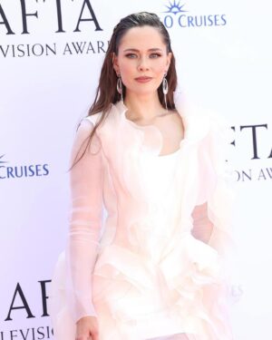 Julia Sanina Instagram - Звичайно, для такої важливої події як BAFTA TV Awards я обрала тотал-лук від українських дизайнерів. Для мене це принципово важливо. 
Сукню для церемонії від @valerykovalska обирали між чорною класичною та більш екстравагантною. Вибрали більш помітну — вона яскрава, але при цьому дуже ніжна. А ще вона відповідає настрою мого майбутнього туру Special Kiss. Квітковий силуєт сукні підкреслюють ніжні біло-рожеві відтінки. 
Туфлі — @kachorovska_atelier, 
сумка — @verbena_handbags, 
прикраси — діамантові сережки @sovajewels. 

Мейк-ап та зачіску робили теж українська команда @nencymakeup та @margaritakosheleva_, 
nails — @mvk.ua. 
Другий образ — піджак та червона спідниця для after-party BAFTA — від @darja_donezz.
Style @slavachaika 

Фото: @sovadalufer
