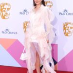 Julia Sanina Instagram - Звичайно, для такої важливої події як BAFTA TV Awards я обрала тотал-лук від українських дизайнерів. Для мене це принципово важливо. Сукню для церемонії від @valerykovalska обирали між чорною класичною та більш екстравагантною. Вибрали більш помітну — вона яскрава, але при цьому дуже ніжна. А ще вона відповідає настрою мого майбутнього туру Special Kiss. Квітковий силуєт сукні підкреслюють ніжні біло-рожеві відтінки. Туфлі — @kachorovska_atelier, сумка — @verbena_handbags, прикраси — діамантові сережки @sovajewels. Мейк-ап та зачіску робили теж українська команда @nencymakeup та @margaritakosheleva_, nails — @mvk.ua. Другий образ — піджак та червона спідниця для after-party BAFTA — від @darja_donezz. Style @slavachaika Фото: @sovadalufer