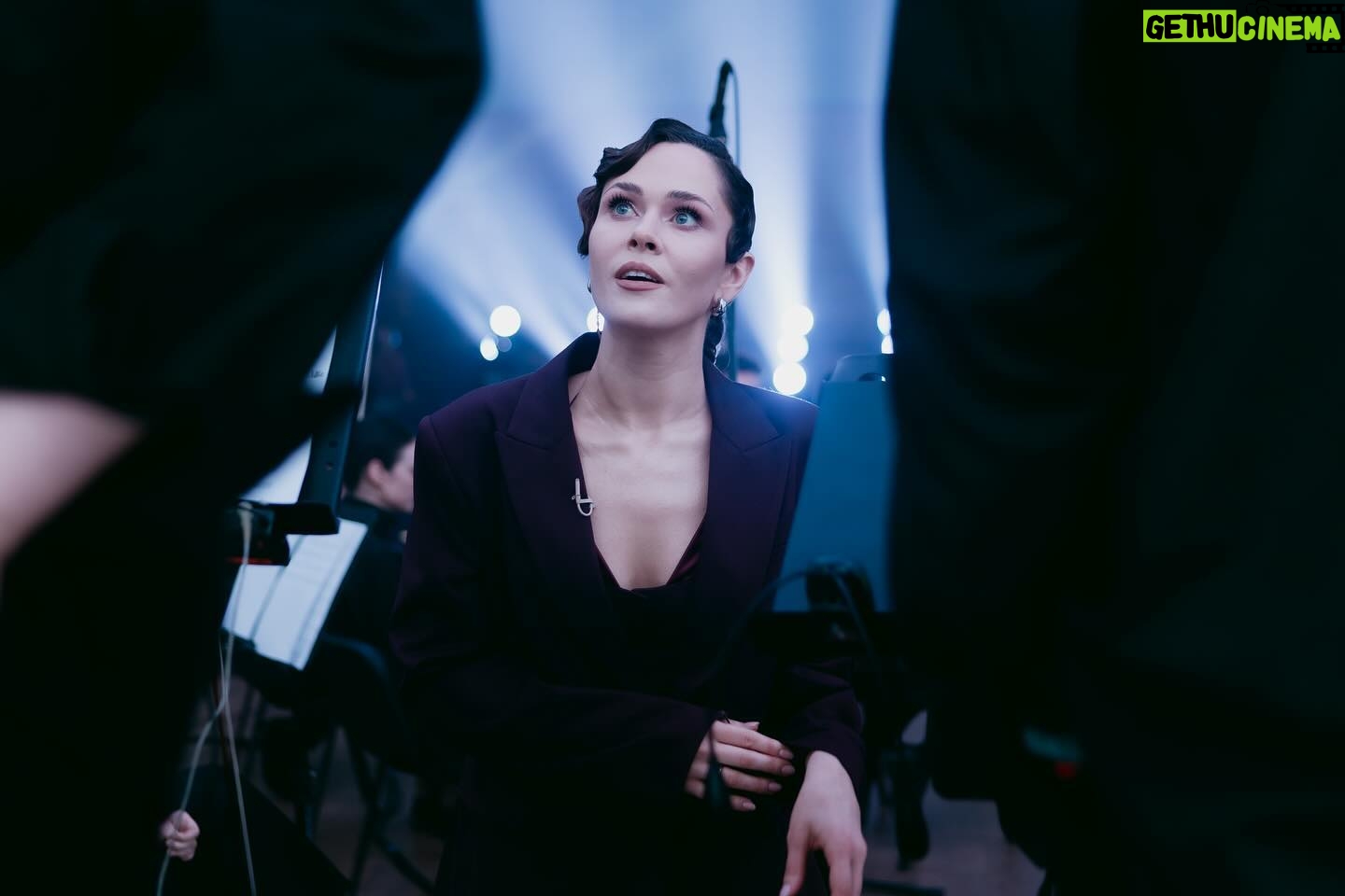Julia Sanina Instagram - Довгоочікуваний анонс! Анонс авторського проєкту Тіни Кароль «Дім звукозапису» 🎙 «ДЗЗ» — це сучасне прочитання форматних вокальних шоу, але створене спеціально для YouTube-аудиторії. Ціль проєкту: поповнити музичний каталог України та надати нове життя пісням, які несправедливо забуті. Дослідити історію обраної пісні та записати свою версію наживо з першого дубля. Зробити це з найкращими музикантами країни у стінах легендарного Будинку звукозапису Українського радіо. Слідкуйте за сторінкою проєкту @dim_zvukozapysu, аби першими дізнатися дату премʼєрного епізоду за моєї участі. Photos: @natakurgan MUA: @slavachaika Hair: @vi_datsiuk Style: @olya.revutska Outfit: @leskizzo, @to_be_accessories