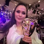 Julia Sanina Instagram - Unforgettable moment! Incredible team🤘I was so proud to share the moment with you @bbc ❤️ Мої вітання усім, хто створював Євробачення 2023! Минув рік, а ми продовжуємо з теплом згадувати, як дві країни і дві культури створили історію на сцені у Ліверпулі разом🙏 І ця нагорода - красивий фінальний акорд Євробачення 2023❤️