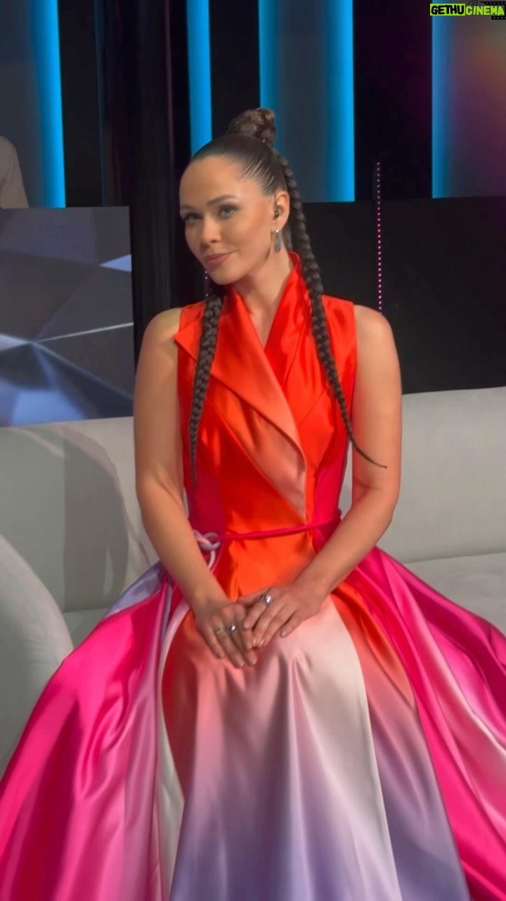 Julia Sanina Instagram - Сьогодні о 19:00 вмикайте @tet_tv, щоб отримати порцію натхнення та гордості за Своїх! Найкращі акробати, гімнасти, художники, музиканти, танцівники… тут, аби підтримати тебе❤️🩹 Україна неймовірних людей