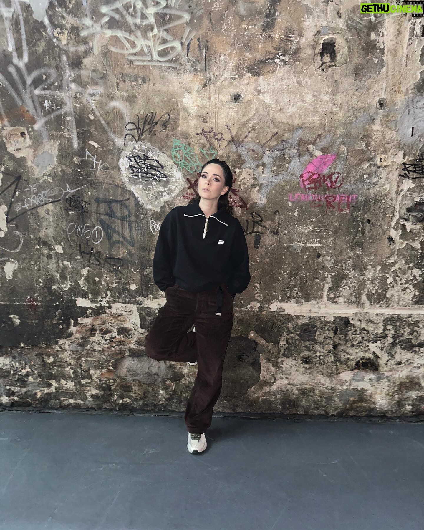 Julia Sanina Instagram - Random photo/video April 2024 1. Пусте відро/ваза 2. Завершення туру. Прощавай спина 3. Наша публіка the best 4. Retreat 5. Медитація 6. Півонії 7. Шах і Мат 8. В унісон 9. Стіна/Berlin