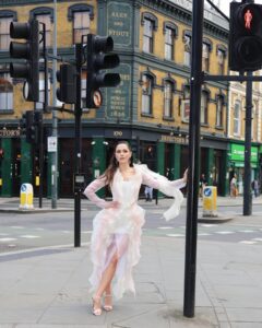 Julia Sanina Instagram - Звичайно, для такої важливої події як BAFTA TV Awards я обрала тотал-лук від українських дизайнерів. Для мене це принципово важливо. Сукню для церемонії від @valerykovalska обирали між чорною класичною та більш екстравагантною. Вибрали більш помітну — вона яскрава, але при цьому дуже ніжна. А ще вона відповідає настрою мого майбутнього туру Special Kiss. Квітковий силуєт сукні підкреслюють ніжні біло-рожеві відтінки. Туфлі — @kachorovska_atelier, сумка — @verbena_handbags, прикраси — діамантові сережки @sovajewels. Мейк-ап та зачіску робили теж українська команда @nencymakeup та @margaritakosheleva_, nails — @mvk.ua. Другий образ — піджак та червона спідниця для after-party BAFTA — від @darja_donezz. Style @slavachaika Фото: @sovadalufer