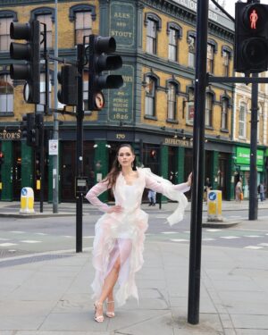 Julia Sanina Instagram - Звичайно, для такої важливої події як BAFTA TV Awards я обрала тотал-лук від українських дизайнерів. Для мене це принципово важливо. 
Сукню для церемонії від @valerykovalska обирали між чорною класичною та більш екстравагантною. Вибрали більш помітну — вона яскрава, але при цьому дуже ніжна. А ще вона відповідає настрою мого майбутнього туру Special Kiss. Квітковий силуєт сукні підкреслюють ніжні біло-рожеві відтінки. 
Туфлі — @kachorovska_atelier, 
сумка — @verbena_handbags, 
прикраси — діамантові сережки @sovajewels. 

Мейк-ап та зачіску робили теж українська команда @nencymakeup та @margaritakosheleva_, 
nails — @mvk.ua. 
Другий образ — піджак та червона спідниця для after-party BAFTA — від @darja_donezz.
Style @slavachaika 

Фото: @sovadalufer