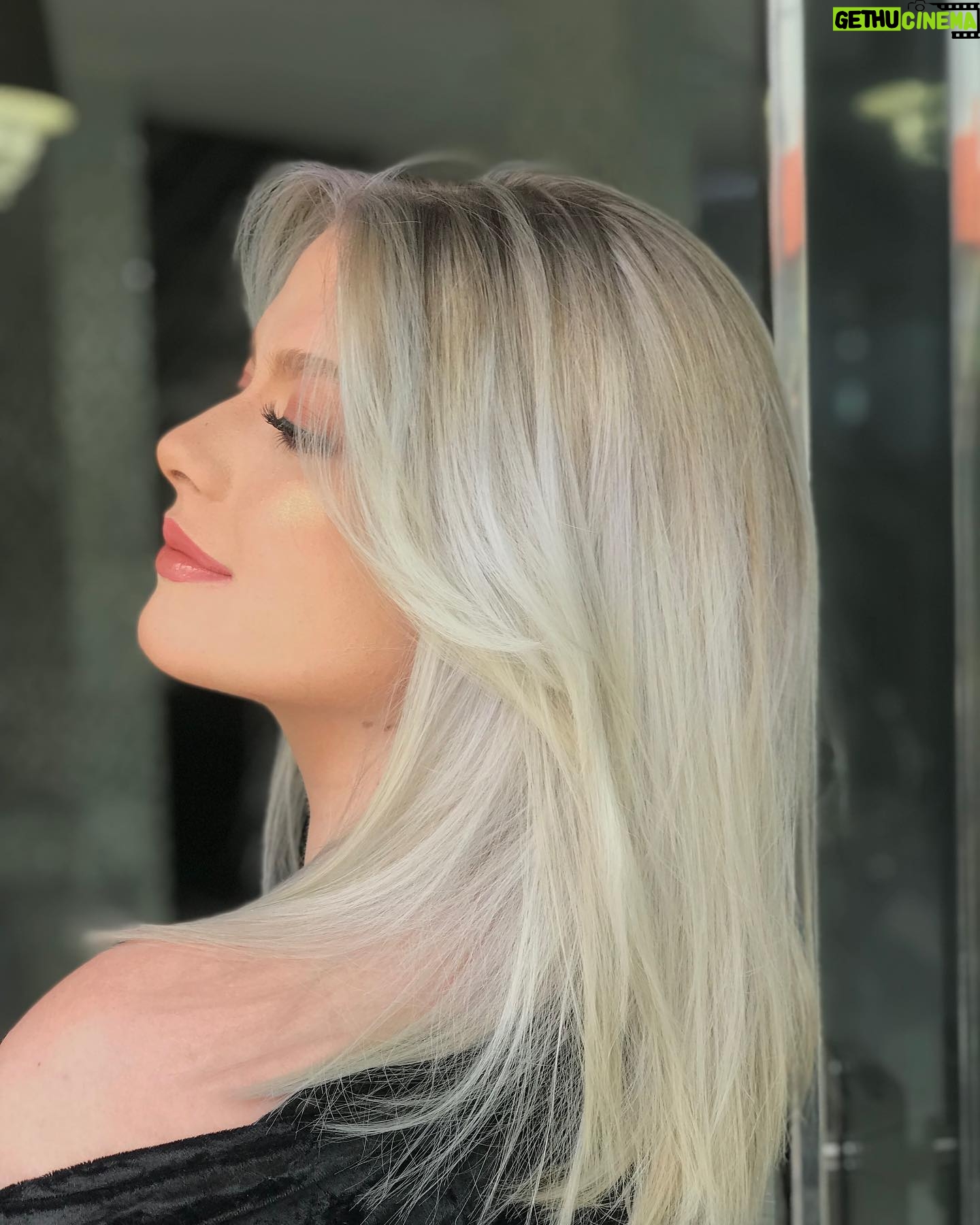 Julia Simoura Instagram - uma nova mulher pelas mãos da minha favorita @salao_edypenteado_linhares 🤩✨