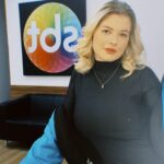 Julia Simoura Instagram - dia especial por aqui💗 em breve no @tvzyn ✨