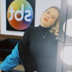 Julia Simoura Instagram - dia especial por aqui💗 em breve no @tvzyn ✨