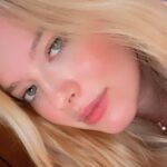 Julia Simoura Instagram - carrossel de selfies porque ainda não tô sabendo lidar com meu loirinho de volta🥹💖