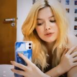 Julia Simoura Instagram - carrossel de selfies porque ainda não tô sabendo lidar com meu loirinho de volta🥹💖