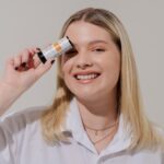 Julia Simoura Instagram - Apresento a vocês o protetor solar que mudou a minha pele! Começo dizendo que o uso de protetor solar é extremamente importante pra proteção da nossa pele, mas é importantíssimo que ele também seja eficaz pra cuidar da gente. O protetor solar da @biellebrasil além de ser livre de parabenos, não testado em animais e 100% vegano, me encantou pela alta proteção aos raios solares, longa durabilidade e resistência à água e ao suor. Além de também ser um protetor com cor, que funciona quase como uma base de maquiagem pelo acabamento matte perfeito na pele, sem deixar rastros de oleosidade. Veio aí minha indicação de ouro pra vocês, cuidem-se bem! ☀️✨🤍