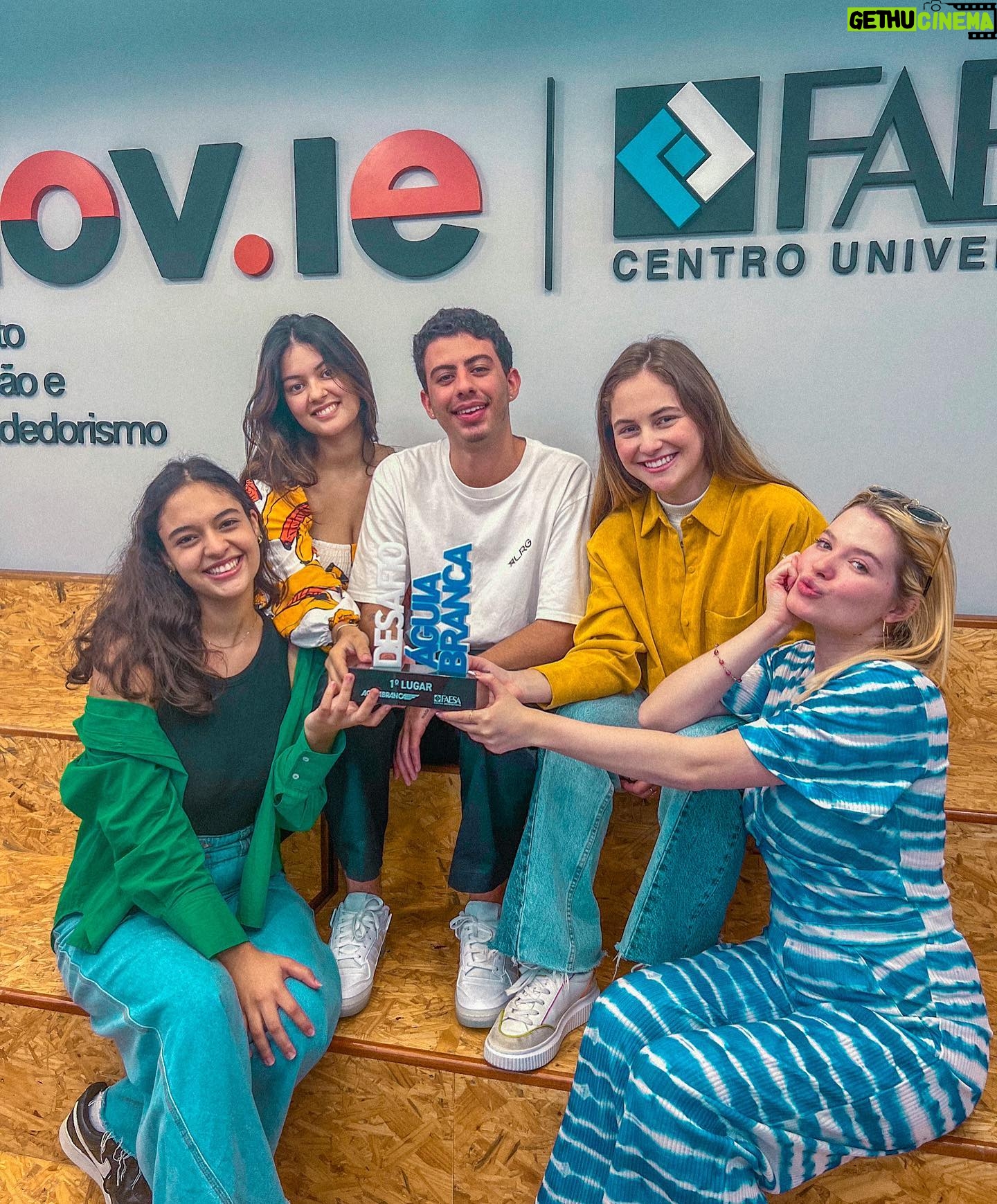 Julia Simoura Instagram - e hoje foi o dia tão esperado por nós durante meses, a finalização e entrega desse projeto lindo que construímos juntos. confesso que topar esse desafio da @aguiabranca.oficial em parceria com a @faesa_oficial realmente foi uma grande responsabilidade, mas não poderia ter terminado de maneira melhor. obrigada meu time @lara_albani @claralima_cl @gabrieltscopel @julia_trgn por toda a nossa construção desse trabalho lindo, por todo o aprendizado e experiência que tivemos um com o outro durante essa jornada. foi lindo! obrigada principalmente aos nossos professores @carinecardoso e @guga.coutinho que nos guiaram para concretizarmos essa campanha da melhor forma possível, juntamente com as mentorias essenciais com @mairadovale e @priperovano que nos ajudaram tanto. obrigada @lacosfaesa pela oportunidade e a equipe Águia Branca pela confiança no nosso trabalho. que seja apenas o primeiro de muitossss! RÉVEILLON EM CARAÍVA TÁ ONNN💙✨