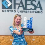 Julia Simoura Instagram – e hoje foi o dia tão esperado por nós durante meses, a finalização e entrega desse projeto lindo que construímos juntos. confesso que topar esse desafio da @aguiabranca.oficial em parceria com a @faesa_oficial realmente foi uma grande responsabilidade, mas não poderia ter terminado de maneira melhor. obrigada meu time @lara_albani @claralima_cl @gabrieltscopel @julia_trgn por toda a nossa construção desse trabalho lindo, por todo o aprendizado e experiência que tivemos um com o outro durante essa jornada. foi lindo! obrigada principalmente aos nossos professores @carinecardoso e @guga.coutinho que nos guiaram para concretizarmos essa campanha da melhor forma possível, juntamente com as mentorias essenciais com @mairadovale e @priperovano que nos ajudaram tanto. obrigada @lacosfaesa pela oportunidade e a equipe Águia Branca pela confiança no nosso trabalho. que seja apenas o primeiro de muitossss! RÉVEILLON EM CARAÍVA TÁ ONNN💙✨