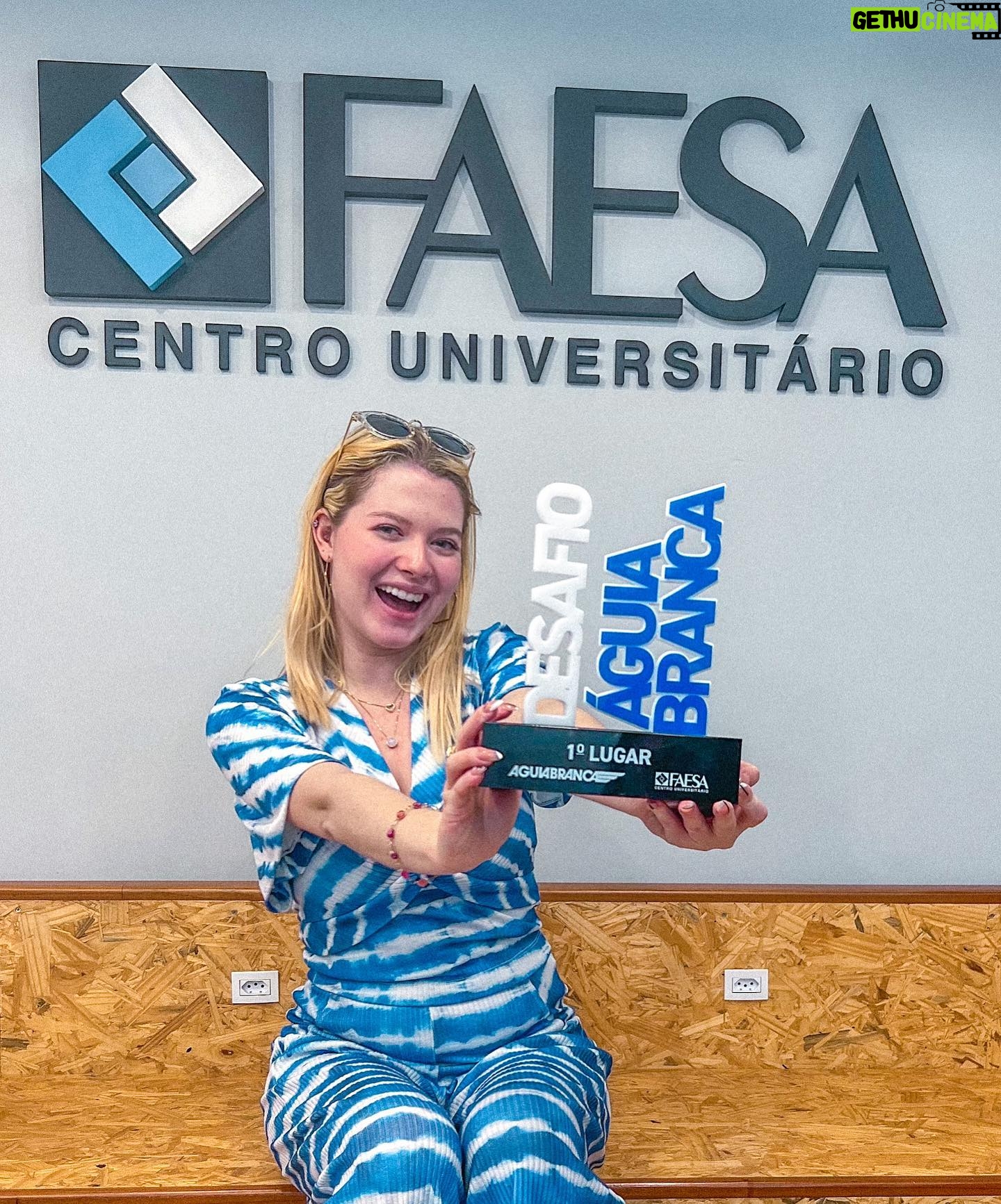 Julia Simoura Instagram - e hoje foi o dia tão esperado por nós durante meses, a finalização e entrega desse projeto lindo que construímos juntos. confesso que topar esse desafio da @aguiabranca.oficial em parceria com a @faesa_oficial realmente foi uma grande responsabilidade, mas não poderia ter terminado de maneira melhor. obrigada meu time @lara_albani @claralima_cl @gabrieltscopel @julia_trgn por toda a nossa construção desse trabalho lindo, por todo o aprendizado e experiência que tivemos um com o outro durante essa jornada. foi lindo! obrigada principalmente aos nossos professores @carinecardoso e @guga.coutinho que nos guiaram para concretizarmos essa campanha da melhor forma possível, juntamente com as mentorias essenciais com @mairadovale e @priperovano que nos ajudaram tanto. obrigada @lacosfaesa pela oportunidade e a equipe Águia Branca pela confiança no nosso trabalho. que seja apenas o primeiro de muitossss! RÉVEILLON EM CARAÍVA TÁ ONNN💙✨