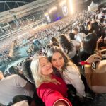 Julia Simoura Instagram - uma das noites mais incríveis, mágicas e especiais da minha vida. a juju criancinha jamais imaginaria que 15 anos depois teria seu maior sonho realizado, cantando histericamente todas as músicas que marcaram a infância. feliz demais! 🥹❤️‍🔥✨ #SoyRebeldeTour