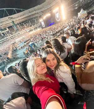 Julia Simoura Instagram - uma das noites mais incríveis, mágicas e especiais da minha vida. 

a juju criancinha jamais imaginaria que 15 anos depois teria seu maior sonho realizado, cantando histericamente todas as músicas que marcaram a infância. 

feliz demais! 🥹❤️‍🔥✨ #SoyRebeldeTour