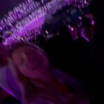 Julia Simoura Instagram - uma das noites mais incríveis, mágicas e especiais da minha vida. a juju criancinha jamais imaginaria que 15 anos depois teria seu maior sonho realizado, cantando histericamente todas as músicas que marcaram a infância. feliz demais! 🥹❤️‍🔥✨ #SoyRebeldeTour