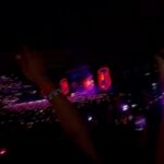 Julia Simoura Instagram - uma das noites mais incríveis, mágicas e especiais da minha vida. a juju criancinha jamais imaginaria que 15 anos depois teria seu maior sonho realizado, cantando histericamente todas as músicas que marcaram a infância. feliz demais! 🥹❤️‍🔥✨ #SoyRebeldeTour