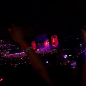 Julia Simoura Instagram - uma das noites mais incríveis, mágicas e especiais da minha vida. 

a juju criancinha jamais imaginaria que 15 anos depois teria seu maior sonho realizado, cantando histericamente todas as músicas que marcaram a infância. 

feliz demais! 🥹❤️‍🔥✨ #SoyRebeldeTour
