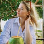 Julia Simoura Instagram - 🥥