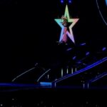 Julia Simoura Instagram - uma das noites mais incríveis, mágicas e especiais da minha vida. a juju criancinha jamais imaginaria que 15 anos depois teria seu maior sonho realizado, cantando histericamente todas as músicas que marcaram a infância. feliz demais! 🥹❤️‍🔥✨ #SoyRebeldeTour