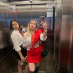 Julia Simoura Instagram - uma das noites mais incríveis, mágicas e especiais da minha vida. a juju criancinha jamais imaginaria que 15 anos depois teria seu maior sonho realizado, cantando histericamente todas as músicas que marcaram a infância. feliz demais! 🥹❤️‍🔥✨ #SoyRebeldeTour