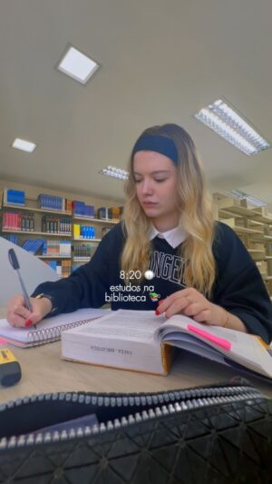 Julia Simoura Instagram - mais um vlogzinho de um dia comigo como acadêmica faeser de direito em semana de provas 🩵⚖️

- @faesa_oficial