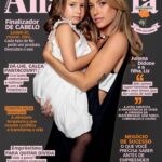 Juliana Didone Instagram - Maternidade sem culpa! Será que é possível? DIA DAS MÃES chegando, e conversei com a @karlaprecioso sobre a felicidade absurda e a cobrança gigantesca que sentimos ao ser mãe. É tudo junto e misturado mesmo. Já tá no digital e dia 10/5 nas bancas! Vem ler!! @revistaanamaria 🌹 Foto @edurodriguesofficial Make Up @danikobert Assessoria @passarim.comunicacao