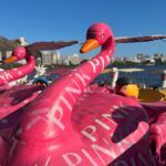 Juliana Didone Instagram - Fazer exercício nunca foi fácil pra mim! Sempre dei as justificativas mais ridículas e fingia que acreditava, por pura preguiça. Confesso, que às vezes isso ainda acontece, mas com o tempo fiquei mais consciente dos auto boicotes, e de que na verdade, exercício é remédio pra minha ansiedade. Percebo que quando corro, ou só ando mesmo, ou pulo corda, faço um alongamento, yoga, qualquer coisa que deixe meu corpo em movimento, é muito terapêutico. Eu acabo o exercício mais em paz mentalmente e com mais disposição. Então, hoje eu priorizo fazer alguma coisa pelo meu corpo, mesmo na correria dos dias - ou quando até tenho tempo, mas não tenho vontade, eu vou me arrastando, nem escuto as mil desculpas que minha cabeça inventa. Eu só vou, e depois de 15 minutos agradeço por ter vencido minha falta de disposição e disciplina. Cada dia tem um rendimento diferente, eu me cobro ir, mas não correr X km em tantos minutos, isso eu ainda tenho deixado ser mais leve, mais fluído. Não penso na performance, penso no movimento! Um dia eu ainda corro a lagoa inteira, hoje foram só alguns poucos minutos intercalados com caminhada. Faço o que dá no dia, e isso já é suficiente! E você? Qual seu escape pra não ser engolido por esse mundo louco?