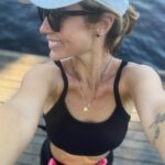 Juliana Didone Instagram - Fazer exercício nunca foi fácil pra mim! Sempre dei as justificativas mais ridículas e fingia que acreditava, por pura preguiça. Confesso, que às vezes isso ainda acontece, mas com o tempo fiquei mais consciente dos auto boicotes, e de que na verdade, exercício é remédio pra minha ansiedade. Percebo que quando corro, ou só ando mesmo, ou pulo corda, faço um alongamento, yoga, qualquer coisa que deixe meu corpo em movimento, é muito terapêutico. Eu acabo o exercício mais em paz mentalmente e com mais disposição. Então, hoje eu priorizo fazer alguma coisa pelo meu corpo, mesmo na correria dos dias - ou quando até tenho tempo, mas não tenho vontade, eu vou me arrastando, nem escuto as mil desculpas que minha cabeça inventa. Eu só vou, e depois de 15 minutos agradeço por ter vencido minha falta de disposição e disciplina. Cada dia tem um rendimento diferente, eu me cobro ir, mas não correr X km em tantos minutos, isso eu ainda tenho deixado ser mais leve, mais fluído. Não penso na performance, penso no movimento! Um dia eu ainda corro a lagoa inteira, hoje foram só alguns poucos minutos intercalados com caminhada. Faço o que dá no dia, e isso já é suficiente! E você? Qual seu escape pra não ser engolido por esse mundo louco?