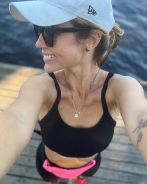 Juliana Didone Instagram - Fazer exercício nunca foi fácil pra mim! Sempre dei as justificativas mais ridículas e fingia que acreditava, por pura preguiça. Confesso, que às vezes isso ainda acontece, mas com o tempo fiquei mais consciente dos
auto boicotes, e de que na verdade, exercício é remédio pra minha ansiedade. Percebo que quando corro, ou só ando mesmo, ou pulo corda, faço um alongamento, yoga, qualquer coisa que deixe meu corpo em movimento, é muito terapêutico. Eu acabo o exercício mais em paz mentalmente e com mais disposição. Então, hoje eu priorizo fazer alguma coisa pelo meu corpo, mesmo na correria dos dias - ou quando até tenho tempo, mas não tenho vontade, eu vou me arrastando, nem escuto as mil desculpas que minha cabeça inventa. Eu só vou, e depois de 15 minutos agradeço por ter vencido minha falta de disposição e disciplina. Cada dia tem um rendimento diferente, eu me cobro ir, mas não correr X km em tantos minutos, isso eu ainda tenho deixado ser mais leve, mais fluído. Não penso na performance, penso no movimento! Um dia eu ainda corro a lagoa inteira, hoje foram só alguns poucos minutos intercalados com caminhada. 
Faço o que dá no dia, e isso já é suficiente! 

E você? Qual seu escape pra não ser engolido por esse mundo louco?