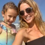 Juliana Didone Instagram - Hoje acordei pensando sobre o privilégio. Sobre o privilégio do simples. Da alegria de ter uma cama pra dormir, um café de manhã pra tomar. Poder andar de bicicleta, tomar um açaí, ou um banho de mar. Privilégio de poder abraçar minha filha, minha mãe, meus amigos. Muitas vezes ficamos esperando coisas grandiosas acontecerem na nossa vida para sermos felizes, mais alegres e comemorativos, mas a grande verdade é que eventos grandiosos podem ser catastróficos, tudo pode mudar em tão pouco tempo. O simples é um presente que deve ser vivido no agora. O difícil mesmo, é ser simples e sentir sua beleza. Mas repara, experimenta! ☀️🌷