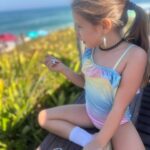 Juliana Didone Instagram - Hoje acordei pensando sobre o privilégio. Sobre o privilégio do simples. Da alegria de ter uma cama pra dormir, um café de manhã pra tomar. Poder andar de bicicleta, tomar um açaí, ou um banho de mar. Privilégio de poder abraçar minha filha, minha mãe, meus amigos. Muitas vezes ficamos esperando coisas grandiosas acontecerem na nossa vida para sermos felizes, mais alegres e comemorativos, mas a grande verdade é que eventos grandiosos podem ser catastróficos, tudo pode mudar em tão pouco tempo. O simples é um presente que deve ser vivido no agora. O difícil mesmo, é ser simples e sentir sua beleza. Mas repara, experimenta! ☀️🌷