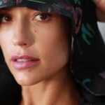 Juliana Didone Instagram – Dia Internacional da mulher – 08/03 💥

Voce que ta aqui deve saber.
Numa mulher contem multidão

Procurei depois de um copo de saque 
alguma coisa que eu quisesse dizer
Mas foi em vão
Só aparecem livros de motivação

Preciso renovar minha biblioteca
Essa Não tem contradição.
Melhor escrever e não deixar morrer
Tão rara emoção

Como se diz quando a balança desequilibra?
Rompante, falta de jogo de cintura, 
histeria, Loucura
Sempre me segurei, manipulei 
Me Sintonizei no melhor tom
Adequação

Voce que ta aqui deve saber:
Numa mulher contem multidão!

Bossa nova, amarelo, vermelho, vazio, 
rock, escuridão…
euforia, maré, rosa pink, feridas, fortalezas, 
Fascinação, resiliência, intuição
insonia, inconstancia, dança, doação
Pedaços em reconstrução
Autonomia 
Tesão, tensão, exaustão 
pesadelo de vas ta dor
Respiração, medicação ou meditação?

A vulnerabilidade derrete a persona 
E Humaniza o que resta da gente
Quando o medo 
Fica ausente
A potencia
De escolher
Livremente As curvas 
Faz do caminho
encontro com a
Verdade de dentro
E a vida que vale
se revela.

Texto: Meu

🎥 @ricotouro