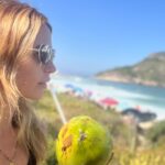 Juliana Didone Instagram - Hoje acordei pensando sobre o privilégio. Sobre o privilégio do simples. Da alegria de ter uma cama pra dormir, um café de manhã pra tomar. Poder andar de bicicleta, tomar um açaí, ou um banho de mar. Privilégio de poder abraçar minha filha, minha mãe, meus amigos. Muitas vezes ficamos esperando coisas grandiosas acontecerem na nossa vida para sermos felizes, mais alegres e comemorativos, mas a grande verdade é que eventos grandiosos podem ser catastróficos, tudo pode mudar em tão pouco tempo. O simples é um presente que deve ser vivido no agora. O difícil mesmo, é ser simples e sentir sua beleza. Mas repara, experimenta! ☀️🌷