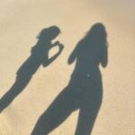 Juliana Didone Instagram - Hoje acordei pensando sobre o privilégio. Sobre o privilégio do simples. Da alegria de ter uma cama pra dormir, um café de manhã pra tomar. Poder andar de bicicleta, tomar um açaí, ou um banho de mar. Privilégio de poder abraçar minha filha, minha mãe, meus amigos. Muitas vezes ficamos esperando coisas grandiosas acontecerem na nossa vida para sermos felizes, mais alegres e comemorativos, mas a grande verdade é que eventos grandiosos podem ser catastróficos, tudo pode mudar em tão pouco tempo. O simples é um presente que deve ser vivido no agora. O difícil mesmo, é ser simples e sentir sua beleza. Mas repara, experimenta! ☀️🌷