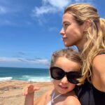 Juliana Didone Instagram – As vezes é difícil ir. Sair de casa. Liz gosta de casa. Eu também gosto de casa. Mas tem horas que a dinâmica esgota, só a imaginação cansa, e é preciso deixar 
o corpo ir. Explorar. Passos, vento…
Alargar o movimento.

Ir é sempre
Lugar novo.

Que bom que fomos.

💛☀️