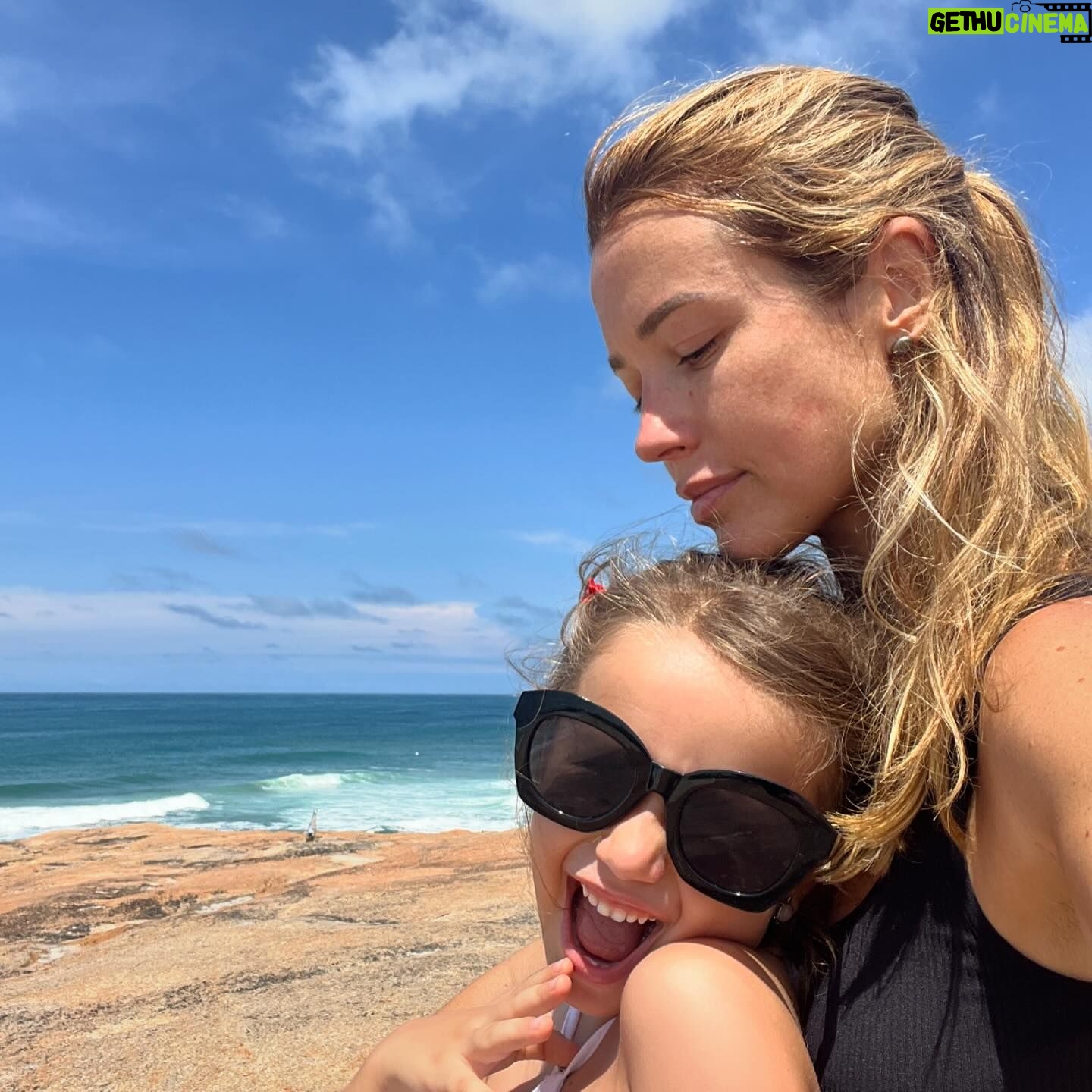 Juliana Didone Instagram - As vezes é difícil ir. Sair de casa. Liz gosta de casa. Eu também gosto de casa. Mas tem horas que a dinâmica esgota, só a imaginação cansa, e é preciso deixar o corpo ir. Explorar. Passos, vento… Alargar o movimento. Ir é sempre Lugar novo. Que bom que fomos. 💛☀️