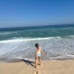Juliana Didone Instagram - Hoje acordei pensando sobre o privilégio. Sobre o privilégio do simples. Da alegria de ter uma cama pra dormir, um café de manhã pra tomar. Poder andar de bicicleta, tomar um açaí, ou um banho de mar. Privilégio de poder abraçar minha filha, minha mãe, meus amigos. Muitas vezes ficamos esperando coisas grandiosas acontecerem na nossa vida para sermos felizes, mais alegres e comemorativos, mas a grande verdade é que eventos grandiosos podem ser catastróficos, tudo pode mudar em tão pouco tempo. O simples é um presente que deve ser vivido no agora. O difícil mesmo, é ser simples e sentir sua beleza. Mas repara, experimenta! ☀️🌷