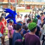 Juliana Didone Instagram - É preciso pensar nas crianças dessa tragédia, no impacto psicológico que as afeta. Temos o hábito de dizer que elas não entendem a total dimensão das coisas, sim, pode até ser, mas o que entendem já é ruim demais. Crianças que viram seus pais desesperados, com água entrando em suas casas, tendo que deixar pra trás roupas, brinquedos, sem saber pra onde ir, isso é tudo muito violento! É preciso olhar pro bem- estar dessas crianças, e a arte alivia o tranco que estão passando. Mesmo que seja um breve momento. No meio do caos, uma música, dança, pintura é alento, é salvação! Vídeo @gabe_fest