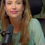 Juliana Didone Instagram - “A mamãe vai estar sempre aqui para te ver voar apesar de ir atrás escondida com a minha mala”, @julianadidone Recado lindo da atriz para a filha Liz no encerramento do EP11 da quinta temporada. Quem aí é do time da Ju Didone? #mae #maternidade #maternity #maedemenina #julianadidone