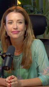 Juliana Didone Instagram - “A mamãe vai estar sempre aqui para te ver voar apesar de ir atrás escondida com a minha mala”, @julianadidone Recado lindo da atriz para a filha Liz no encerramento do EP11 da quinta temporada. Quem aí é do time da Ju Didone? #mae #maternidade #maternity #maedemenina #julianadidone