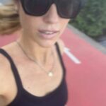 Juliana Didone Instagram - Fazer exercício nunca foi fácil pra mim! Sempre dei as justificativas mais ridículas e fingia que acreditava, por pura preguiça. Confesso, que às vezes isso ainda acontece, mas com o tempo fiquei mais consciente dos auto boicotes, e de que na verdade, exercício é remédio pra minha ansiedade. Percebo que quando corro, ou só ando mesmo, ou pulo corda, faço um alongamento, yoga, qualquer coisa que deixe meu corpo em movimento, é muito terapêutico. Eu acabo o exercício mais em paz mentalmente e com mais disposição. Então, hoje eu priorizo fazer alguma coisa pelo meu corpo, mesmo na correria dos dias - ou quando até tenho tempo, mas não tenho vontade, eu vou me arrastando, nem escuto as mil desculpas que minha cabeça inventa. Eu só vou, e depois de 15 minutos agradeço por ter vencido minha falta de disposição e disciplina. Cada dia tem um rendimento diferente, eu me cobro ir, mas não correr X km em tantos minutos, isso eu ainda tenho deixado ser mais leve, mais fluído. Não penso na performance, penso no movimento! Um dia eu ainda corro a lagoa inteira, hoje foram só alguns poucos minutos intercalados com caminhada. Faço o que dá no dia, e isso já é suficiente! E você? Qual seu escape pra não ser engolido por esse mundo louco?
