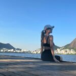 Juliana Didone Instagram - Fazer exercício nunca foi fácil pra mim! Sempre dei as justificativas mais ridículas e fingia que acreditava, por pura preguiça. Confesso, que às vezes isso ainda acontece, mas com o tempo fiquei mais consciente dos auto boicotes, e de que na verdade, exercício é remédio pra minha ansiedade. Percebo que quando corro, ou só ando mesmo, ou pulo corda, faço um alongamento, yoga, qualquer coisa que deixe meu corpo em movimento, é muito terapêutico. Eu acabo o exercício mais em paz mentalmente e com mais disposição. Então, hoje eu priorizo fazer alguma coisa pelo meu corpo, mesmo na correria dos dias - ou quando até tenho tempo, mas não tenho vontade, eu vou me arrastando, nem escuto as mil desculpas que minha cabeça inventa. Eu só vou, e depois de 15 minutos agradeço por ter vencido minha falta de disposição e disciplina. Cada dia tem um rendimento diferente, eu me cobro ir, mas não correr X km em tantos minutos, isso eu ainda tenho deixado ser mais leve, mais fluído. Não penso na performance, penso no movimento! Um dia eu ainda corro a lagoa inteira, hoje foram só alguns poucos minutos intercalados com caminhada. Faço o que dá no dia, e isso já é suficiente! E você? Qual seu escape pra não ser engolido por esse mundo louco?